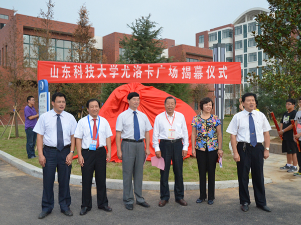 2011年我公司出资300万元设立山东科技大学尊龙时凯-人生就是拼搏z06奖学金及成立尊龙时凯-人生就是拼搏z06广场02